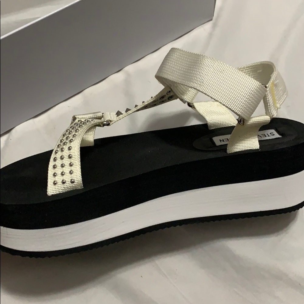 Sandals - Picture 3 of 4
